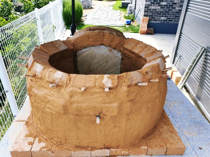 피자 화덕에 황토를 바르는 과정