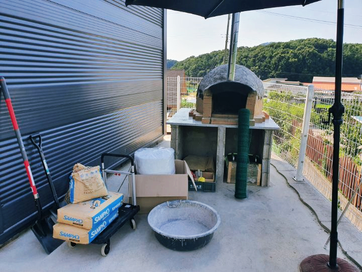 시멘트 작업을 기다리는 피자 화덕