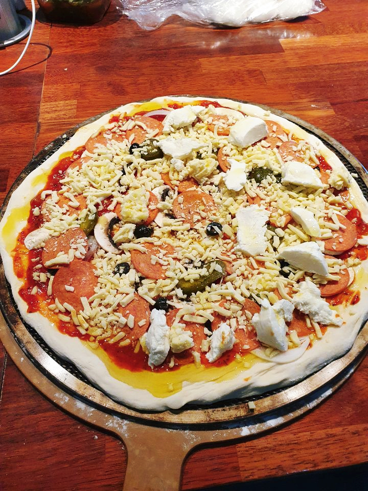 피자 도우 위에 토핑