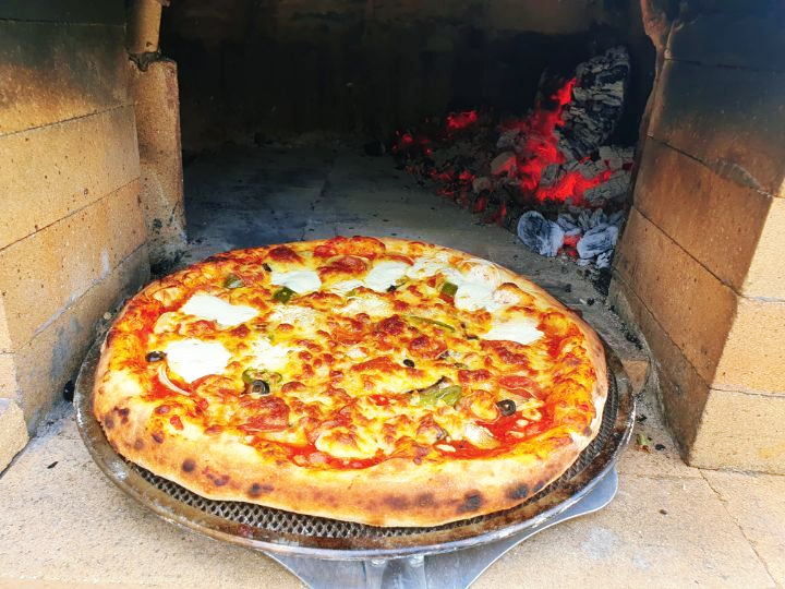 완벽하게 구워진 화덕 피자