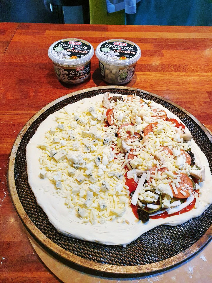 피자 도우에 각종 토핑이 올라간 모습