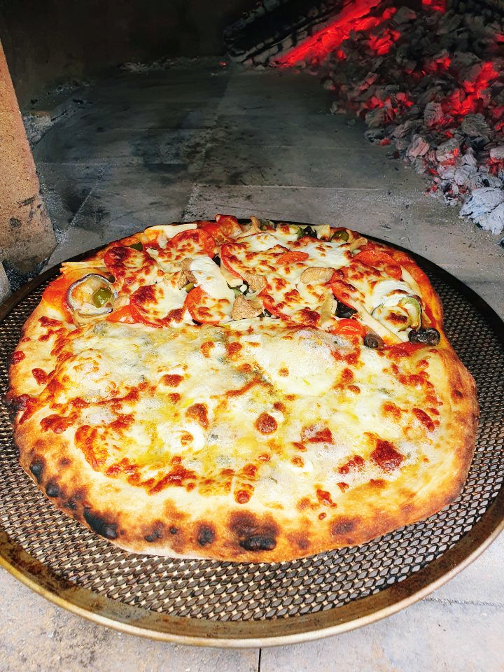 피자 화덕에서 구워진 고르곤졸라 반 콤비네이션 반 피자