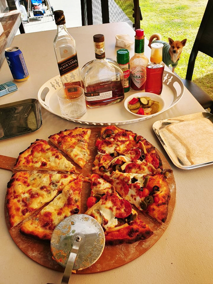 마당에서 피자 화덕 에 구운 피자를 즐기는 한때