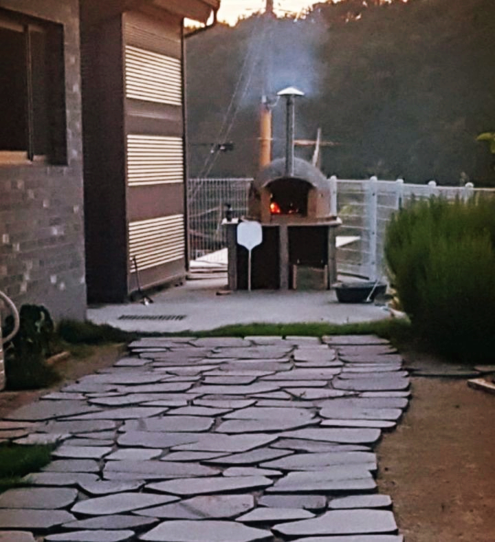 온도를 올리고 있는 피자 화덕