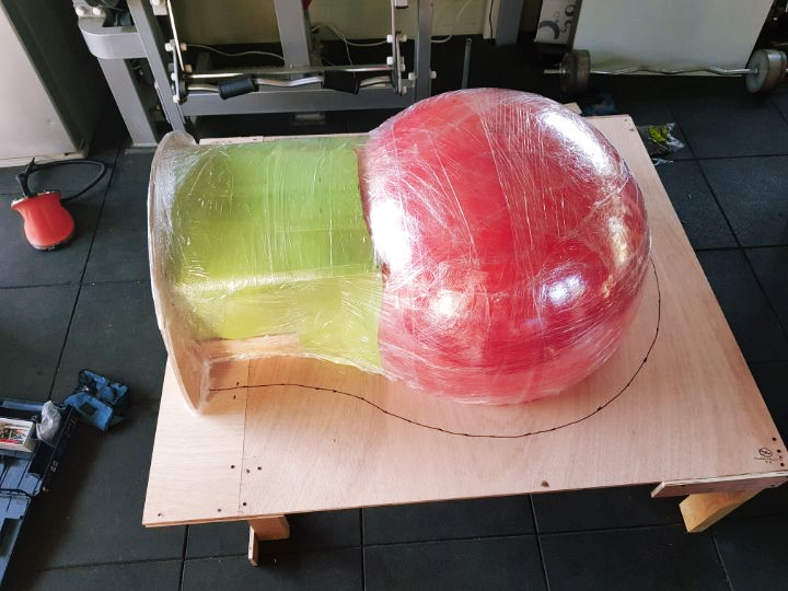 짐볼을 사용해서 피자화덕 틀을 준비하는 모습.