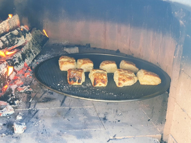 피자 화덕에 스콘 굽는모습