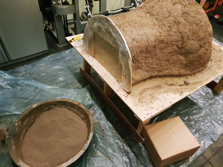 펄라이트와 시멘트 혼합으로 피자화덕을 만드는 모습.
