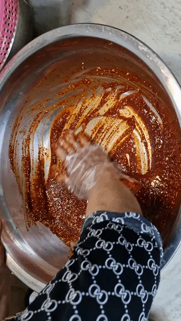 Placing cleaned chives into the paste