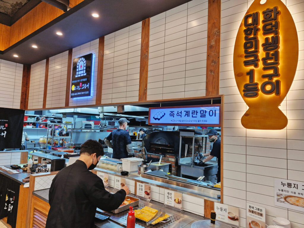 달빛에 구운 고등어 주방 모습