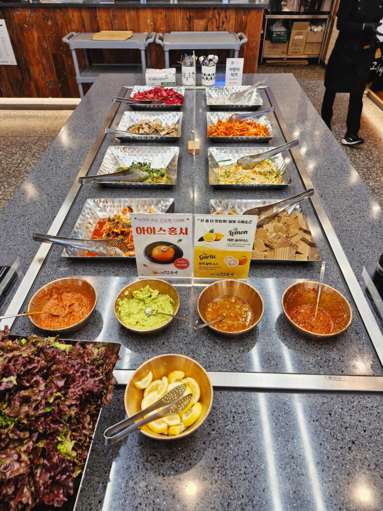 달빛에 구운 고등어 셀프바에 반찬들