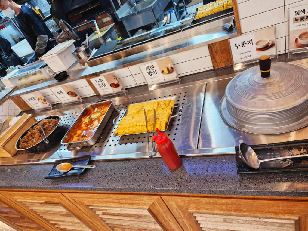 달빛에 구운 고등어 셀프바에 대표 반찬 계란말이,떡볶이,잡채