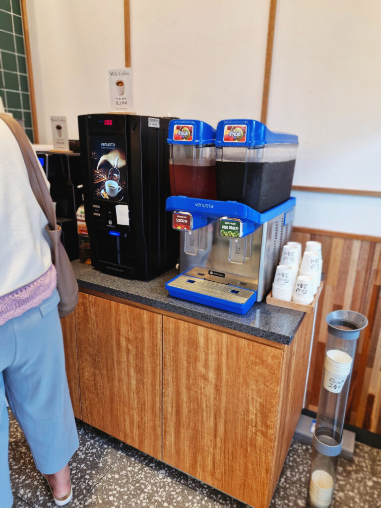 달빛 구운 고등어 식후 음료수. 오미자, 매실차, 커피등