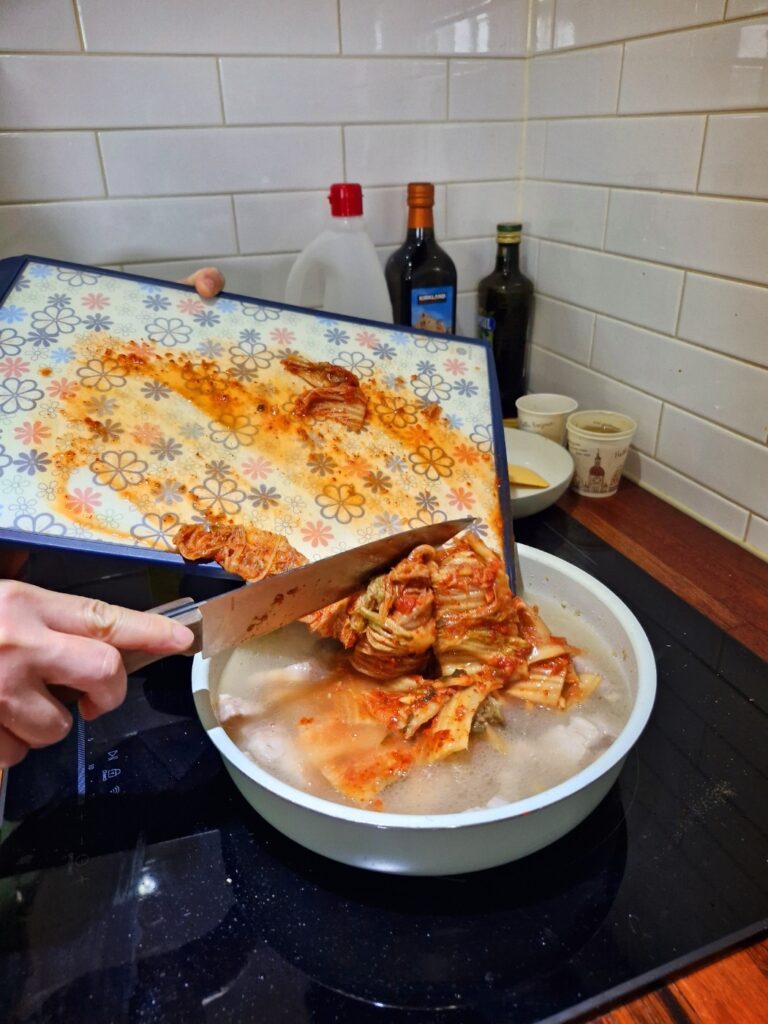 끓는 육수에 썰어둔 김치를 넣고 본격적으로 끓이기