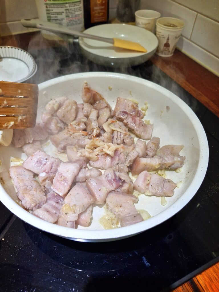 와이프의 비법: 감칠맛을 폭발시키는 볶는 삼겹살 속 새우젓