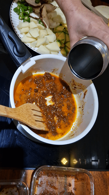 Adding water to the roasted Doenjang base
