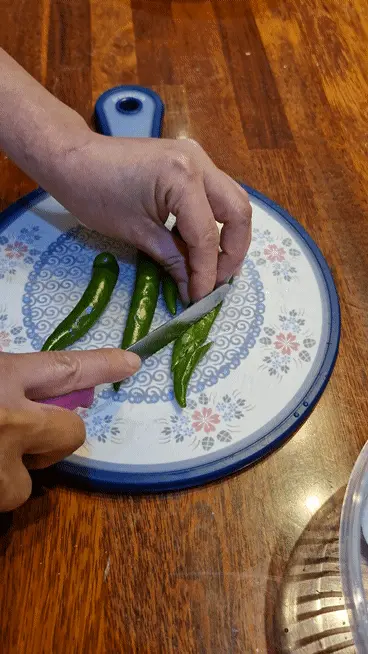 Dicing spicy green and red chilies for Jeyuk-bokkeum