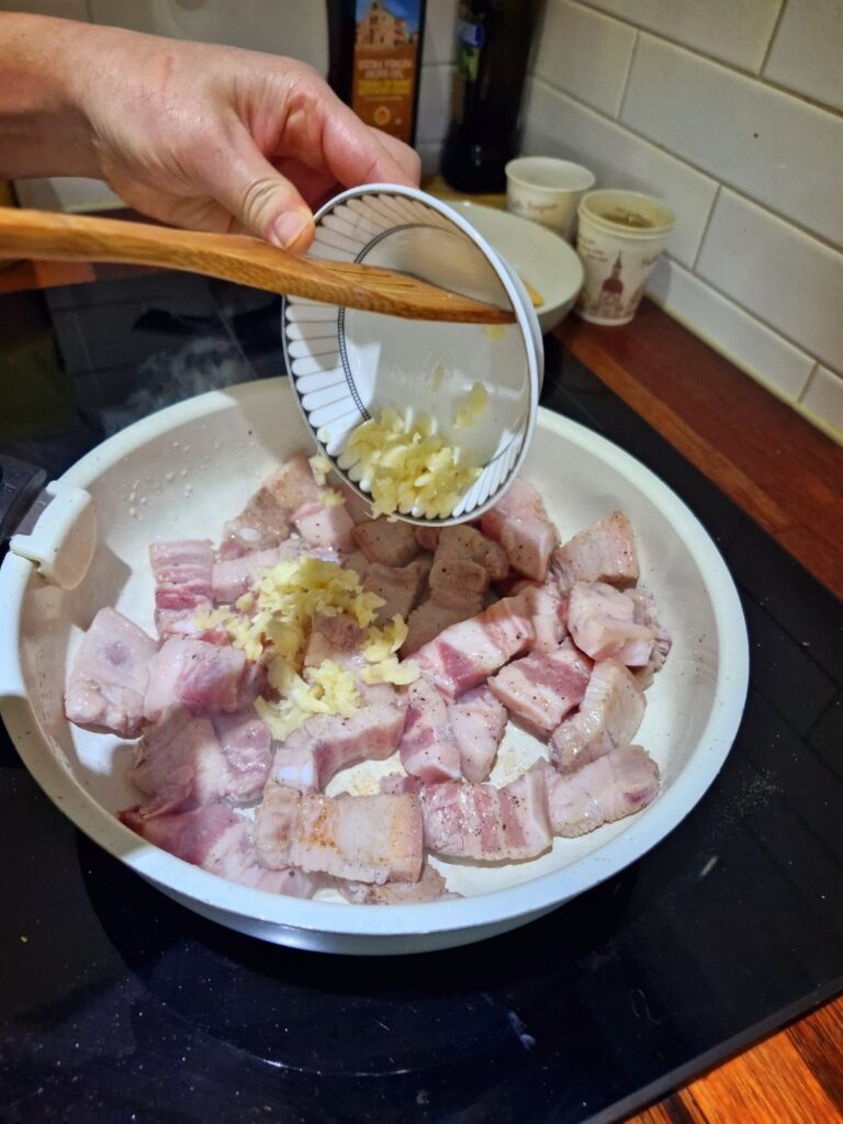 한국인의 맛, 볶는 고기에 다진 마늘 1큰술 추가하기