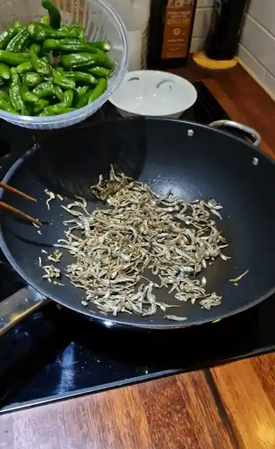 고추를 넣은후 볶아주는 모습