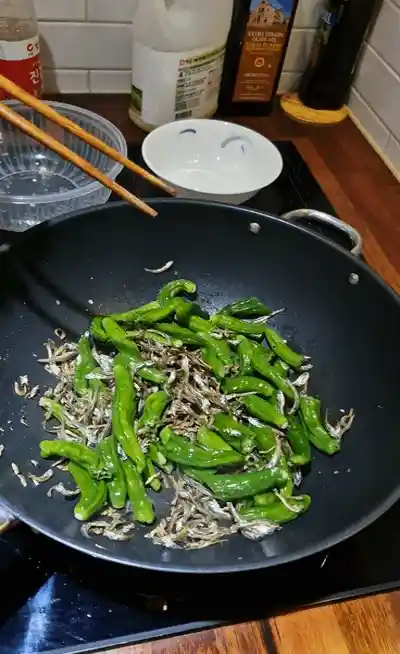 올리고당으로 코팅 하는 멸치볶음
