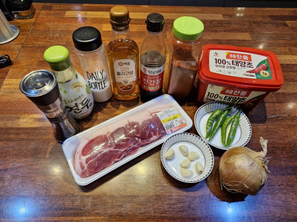 eyuk-bokkeum ingredients: Pork, onion, green onion, and seasonings