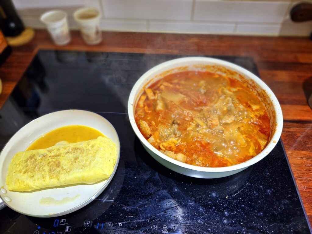 얼큰한 삼겹살 김치찌개와 찰떡궁합인 두툼한 계란말이