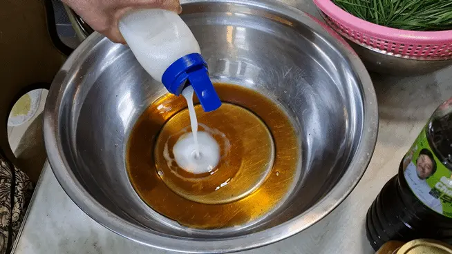 Adding flour paste (pul) to the seasoning