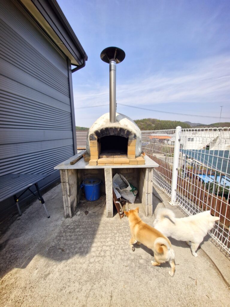spring.jpg	A backyard pizza oven ready for use after the winter season.
