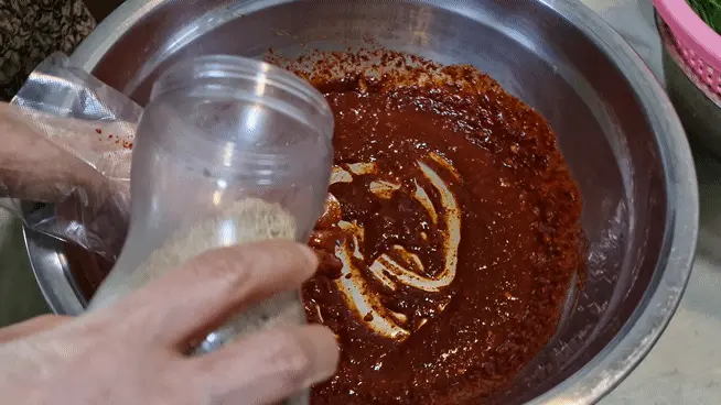 Sprinkling sesame seeds on the paste