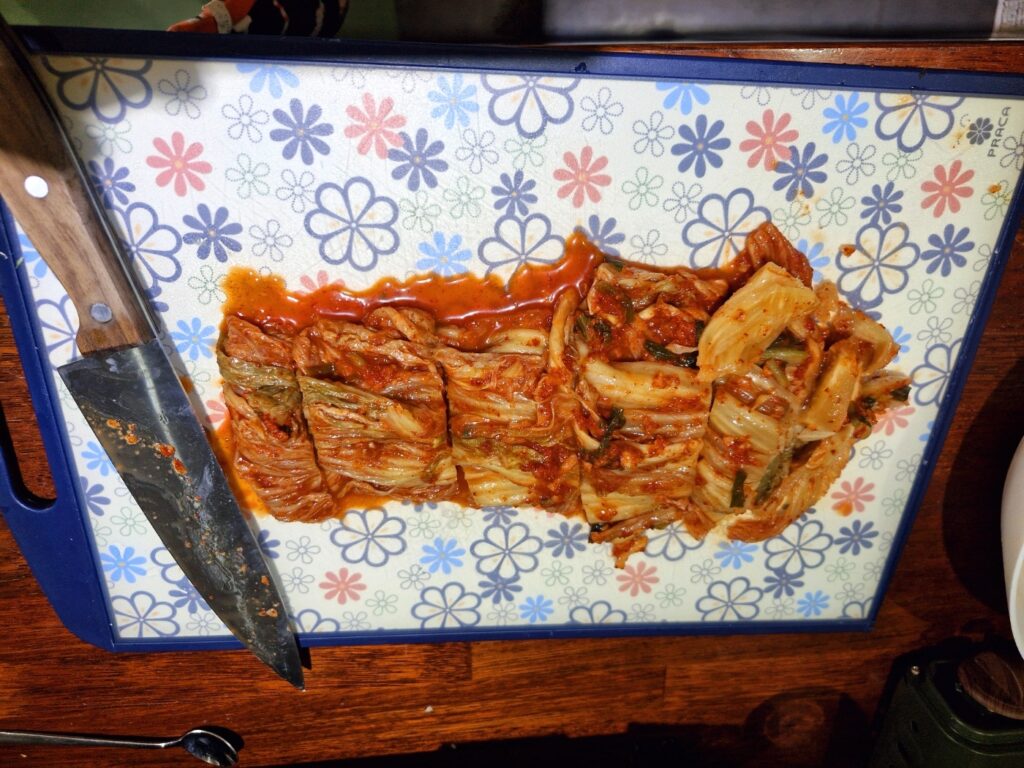 sliced-kimchi-on-cutting-board